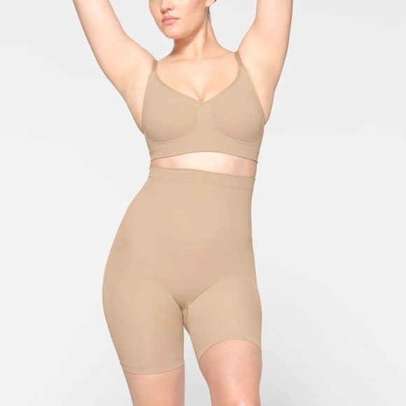 Skims seamless sculpting shorts XS NWOT - Picture 1 of 5